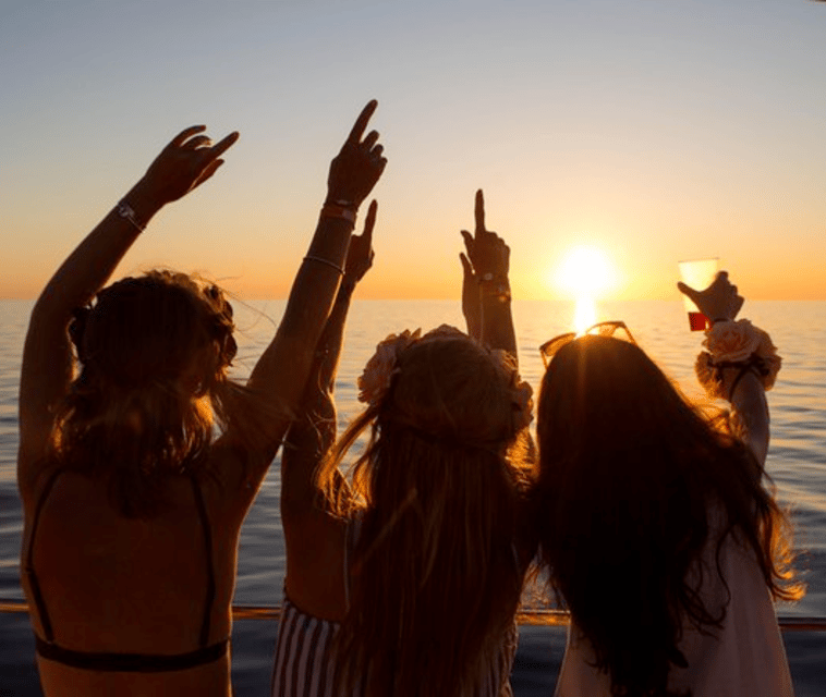 SunsetSpeedBoatDrinksandafterpartywiththebesttourguidesincartagenacolombia2